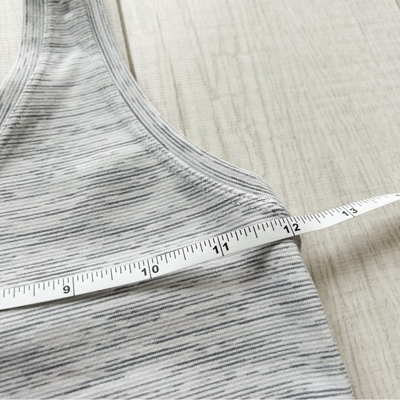 Lululemon light grey workout tank top - Picture 4 of 7